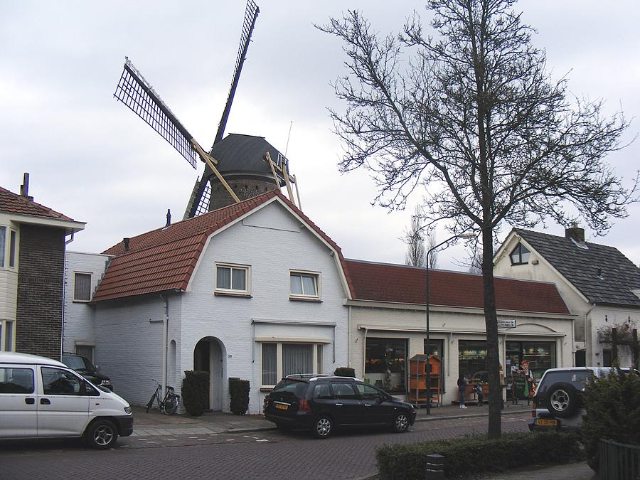 3, Molen 00294 Aalstermolen (Aalst), Martin E. van Doornik (19-3-2010)De molen met ervoor de dierenwinkel van Van Stekelenburg.  | Database Nederlandse molens