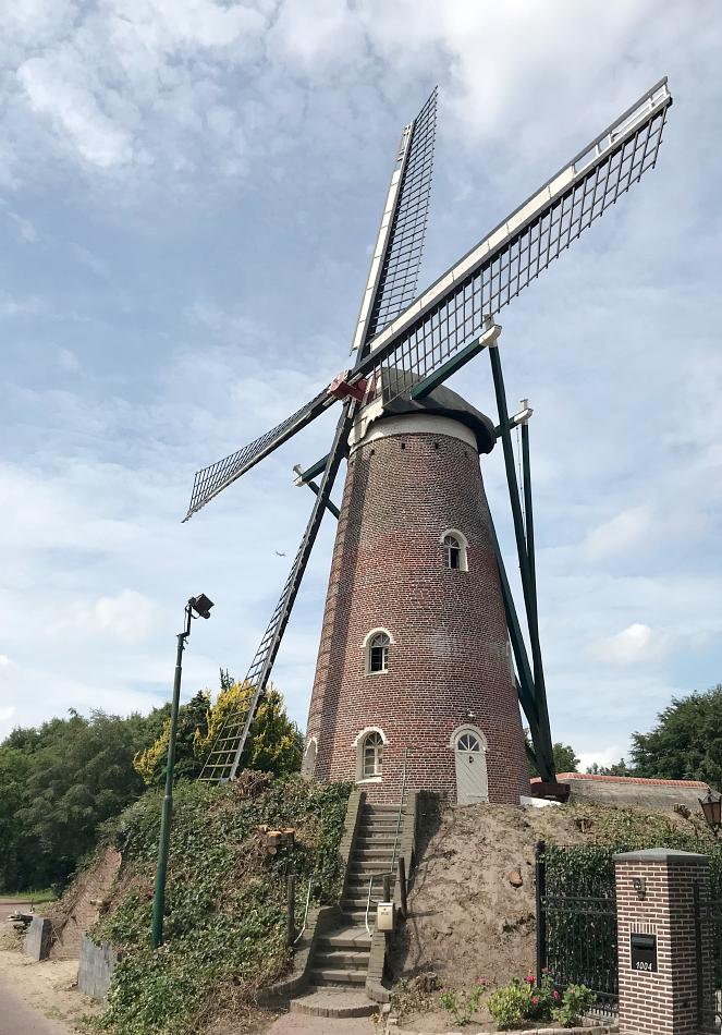 Molen 02612 Annemie (Eindhoven-Acht), Mario Collombon (23-6-2018)De beplantingen op de molenberg zijn verwijderd. | Database Nederlandse molens