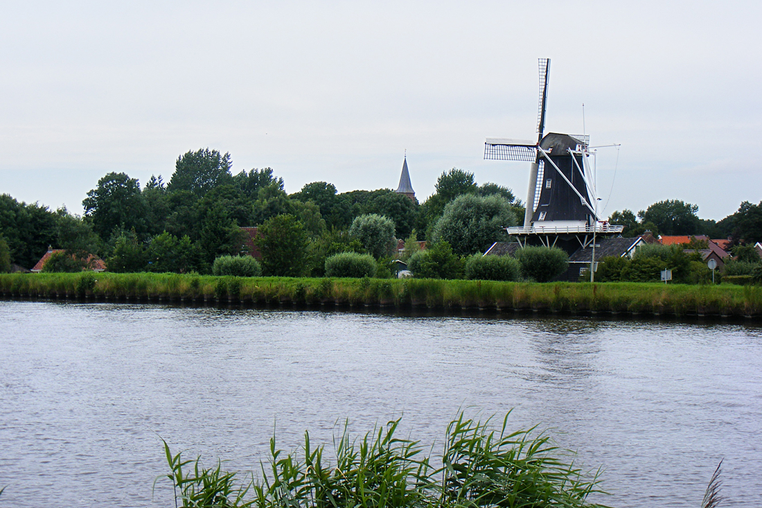 4, Molen 00538 Fram (Woltersum), Martin E. van Doornik (1-8-2017) In noordwestelijke richting gezien. Punt van zorg is het snel opkomende geboomte; nog niet zo lang geleden was de kerk goed zichtbaar!  | Database Nederlandse molens