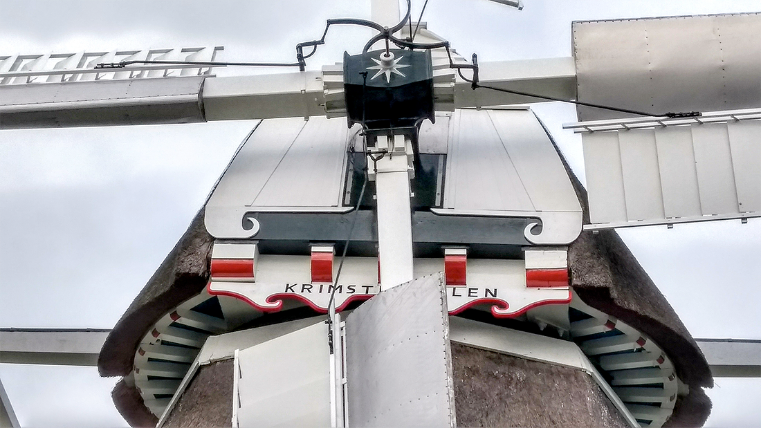 8, Molen 10054 Krimstermolen / De Phoenix (Zuidwolde), Hans Wolthuis (21-10-2017)Tijdens een schilder- en onderhoudsbeurt in de nazomer van 2017 werd de molen voorzien van nieuwe hammen op de windpeluw, deze komen meer overeen met het aanzicht van de kap zoals op oude foto's is te zien uit de jaren '50 en '60.  | Database Nederlandse molens