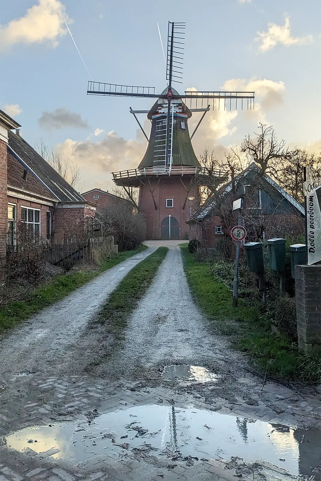 Molen 00486 De Zwaluw (Zuurdijk), Caroline Schaeffer (1-2-2023)Beide roeden zijn afgekeurd en als gevolg heeft men de kleppen verwijderd. | Database Nederlandse molens