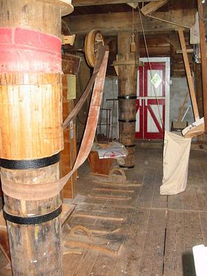 7, Molen 00486 De Zwaluw (Zuurdijk), Willem Jans (13-06-2004)De maalzolder van de molen met linksvoor en -achter de pelspillen. | Database Nederlandse molens