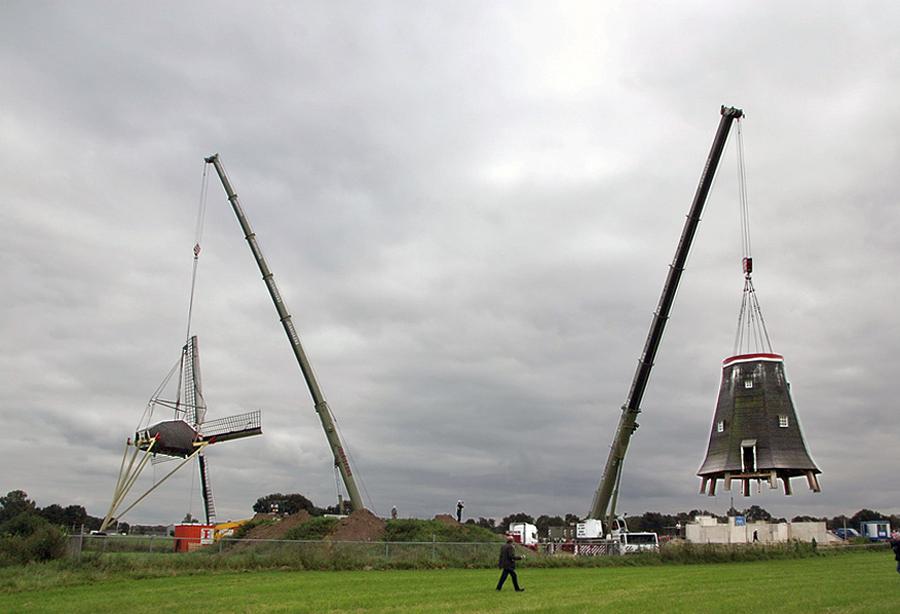 8, Molen 17091 De Grauwe Beer (Beesel), Marc Crins (9-9-2014)De molen wodt geplaatst op zijn nieuwe standplaats.De kap links volgt daarna nog. | Database Nederlandse molens