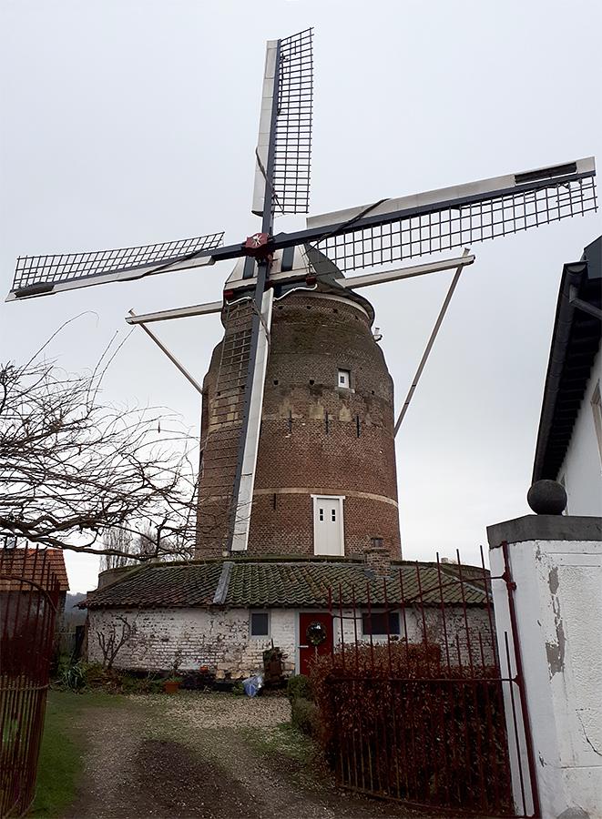 7, Molen 00754 Torenmolen van Gronsveld (Maastricht-Gronsveld), Koen van der Maat (6-1-2018)De molen heeft pas een schilderbeurt gekregen. | Database Nederlandse molens