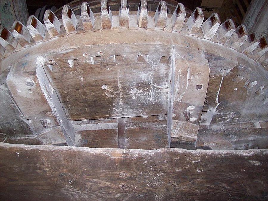 7, Molen 06489 Gerardamolen (Heijen-Diekendaal), Peter van Kuik (6-4-2015). Aan de kamgaten van het spoorwiel is een ander verleden af te lezen. Mogelijk het bovenwiel van de standerdmolen te Hierden die door deze molen vervangen is. | Database Nederlandse molens