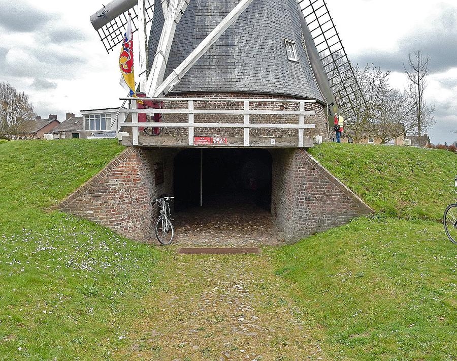 7, Molen 02786 De Hoop (Horn), Een blik op de toog van de molen, door de uitzonderlijk lage belt (1.70 meter) was het nodig om daar 'af te dalen'.  Tony Hop (11-4-2015). | Database Nederlandse molens