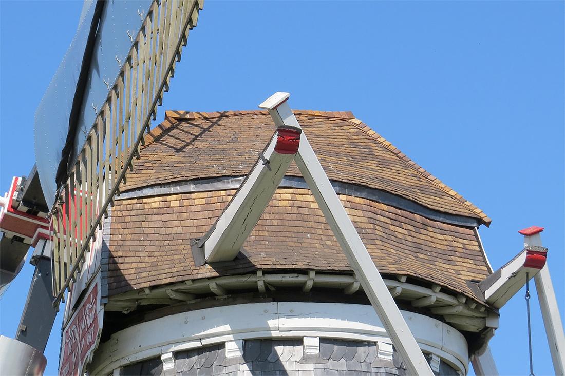 8, Molen 02786 De Hoop (Horn), Gerard Sturkenboom (16-04-2020)De nieuwe kapbedekking is klaar. Een kleine 7000 eiken schaliën zijn er voor nodig geweest. | Database Nederlandse molens