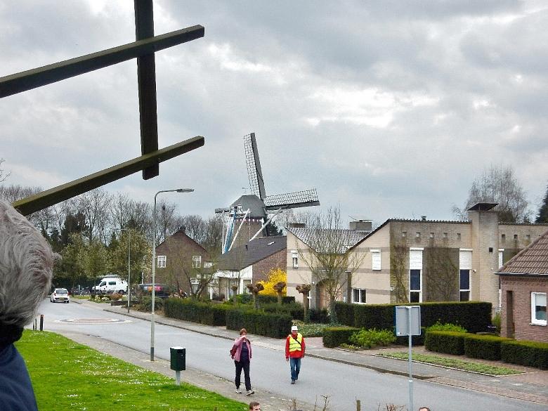 1, Molen 02787 De Welvaart (Horn), De Welvaart gezien vanaf de belt van zijn buurman, molen De Hoop.  Tony Hop (11-4-2015). | Database Nederlandse molens