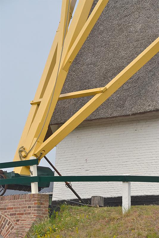 7, Molen 01225 Bergzicht (Gassel), Rob Pols (27-7-2019)Een redelijk uniek onderdeel aan deze molen is het galghout(je) op de staart. Waarschijnlijk dient het alleen ter versteviging, omdat hangijzers ontbreken. Nog unieker is dat het galghout niet op de staartbalk is bevestigd, maar er achterlangs loopt. Slechts twee andere Nederlandse molens hebben een vergelijkbare constructie: de Goudriaanse Molen in Goudriaan en De Jonge Sophia in Groot Ammers (beiden in de Alblasserwaard in Zuid-Holland). | Database Nederlandse molens