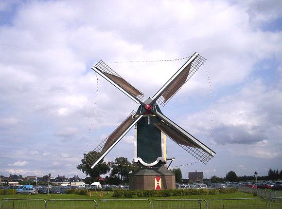 5, Molen 12195 De Vlijt (Geffen), De Vlijt tijdens een jaarlijks Geffens feest.  Jeroen van Boxmeer (25-7-2007).  | Database Nederlandse molens