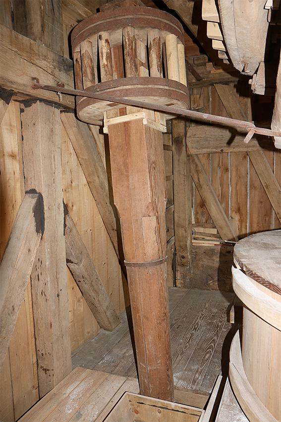 12, Molen 12195 De Vlijt (Geffen), Ronald Bakker (12-5-2018)Spil voor de aandrijving van het onderste koppel maalstenen. | Database Nederlandse molens