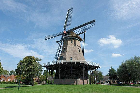 1, Molen 01596 De Bijenkorf (Gemert), Frits Kruishaar (20-8-2011). | Database Nederlandse molens