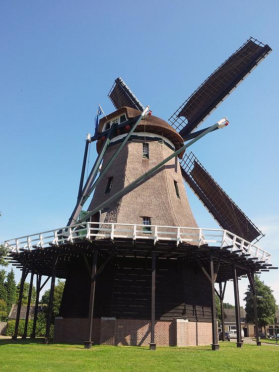 2, Molen 01596 De Bijenkorf (Gemert), Mario Collombon (9-9-2012). | Database Nederlandse molens