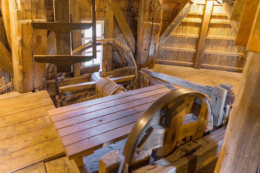 8, Molen 01596 De Bijenkorf (Gemert), Marcel van Nies (23-8-2016). Geen luizolder in 'De Bijenkorf'. Het sleepluiwerk zit tussen steenzolder en kapzolder in de vloer. Het spoorwiel dient tevens als luitafel. | Database Nederlandse molens