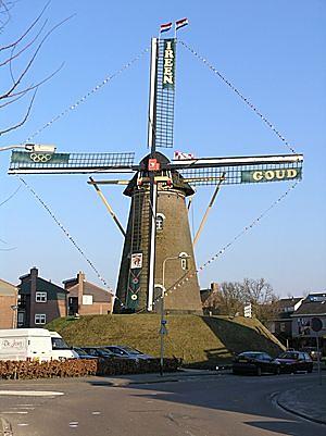 2, Molen 02601 De Visscher (Goirle), Willem Jans (25-2-2006)De molen versierd ter ere van het behalen van de gouden Olympische medaille van de in Goirle wonende Ireen Wüst. | Database Nederlandse molens