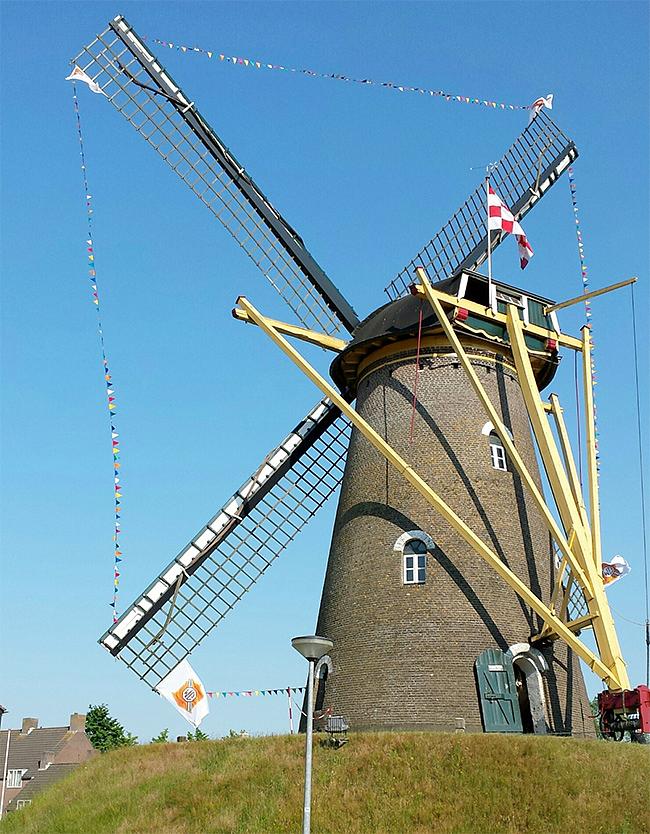 3, Molen 02601 De Visscher (Goirle), Ali Schimmel (11-6-2015)Een herinnering aan EVENT OF THE YEAR MG club 2015. Speciaal de MG vlag in top voor de club tijdens een Schemerrit. | Database Nederlandse molens