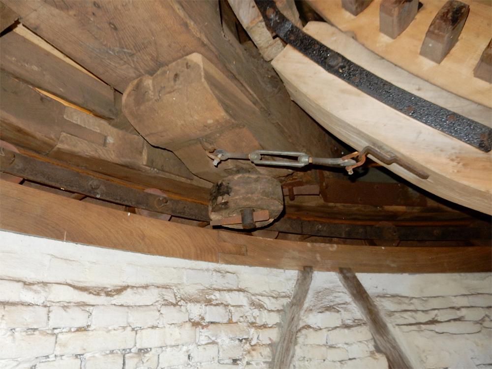5, Molen 02601 De Visscher (Goirle), Tony Hop (28-1-2016)Een keerrol aan een van de voeghouten, een van de laatste sporen in de molen die nog herinnert aan het vroegere neutenkruiwerk.  | Database Nederlandse molens