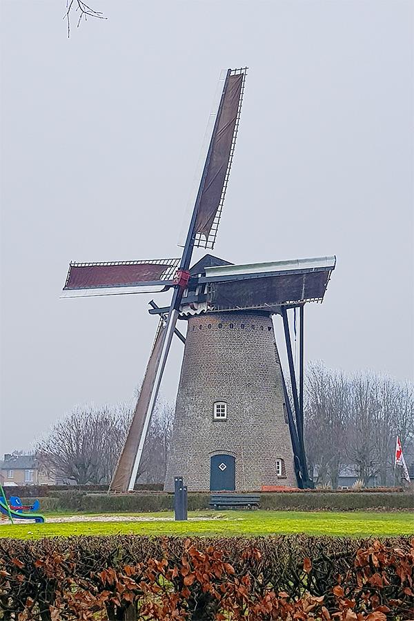 Molen 02844 (Naamloos) (Hapert), Merel de Leuw (3-1-2021)De molen met zijn nieuwe wiekenkruis mét de Van Busselneuzen en de remkleppen.&nbsp; | Database Nederlandse molens