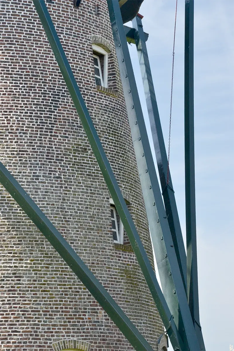 8, Molen 02844 (Naamloos) (Hapert), Rob Pols (3-5-2023)Een voormalige roede is opnieuw gebruikt als staartbalk (midden). | Database Nederlandse molens