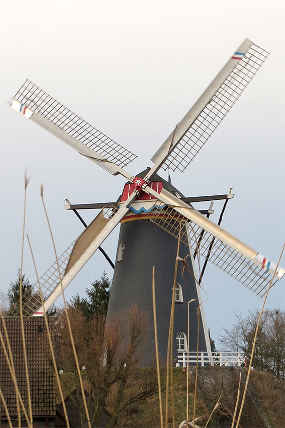 2, Molen 00179 Sint Victor (Heeze), Gerard Sturkenboom (6-2-2016)Molen maalt met 1 hoge lijn; weinig voorkomende zeilvoering. | Database Nederlandse molens
