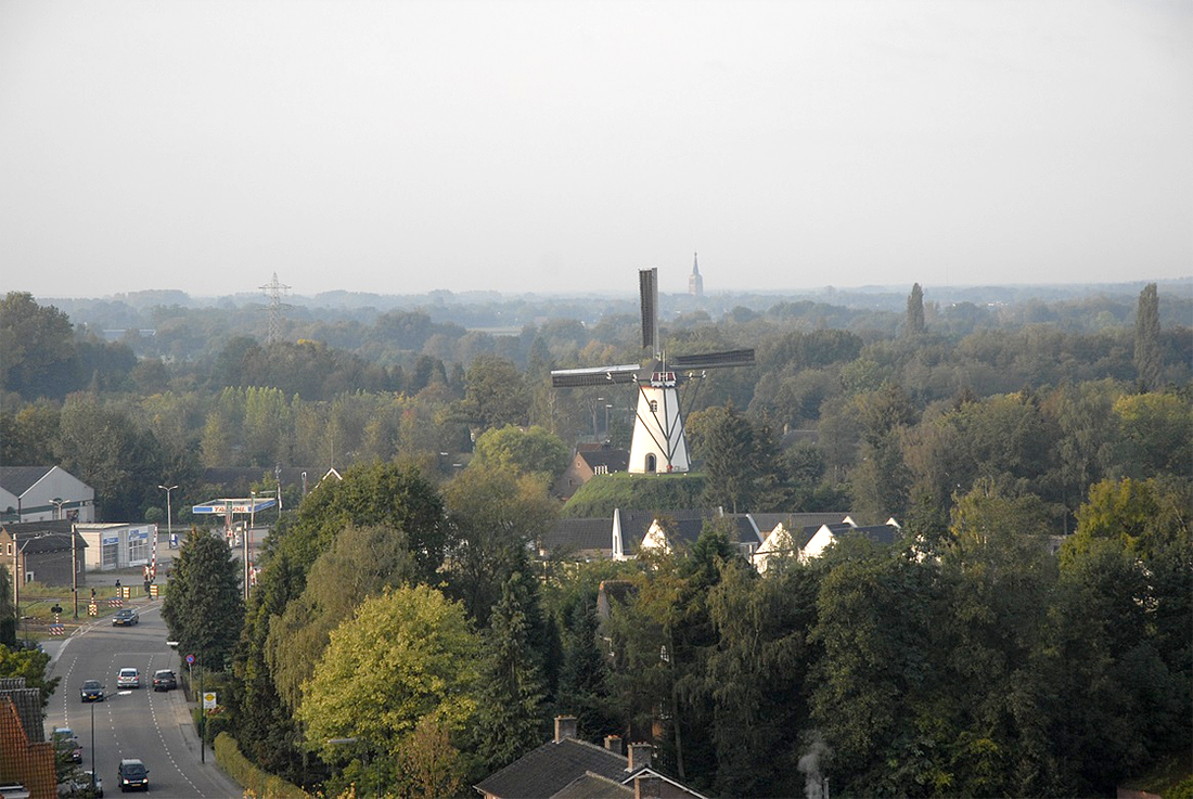 3, Molen 00179 Sint Victor (Heeze), Gerard Sturkenboom (26-9-2011)Deze foto, genomen van de steiger rond de kerktoren (nieuwe leien) geeft een overzicht van de groene biotoop | Database Nederlandse molens