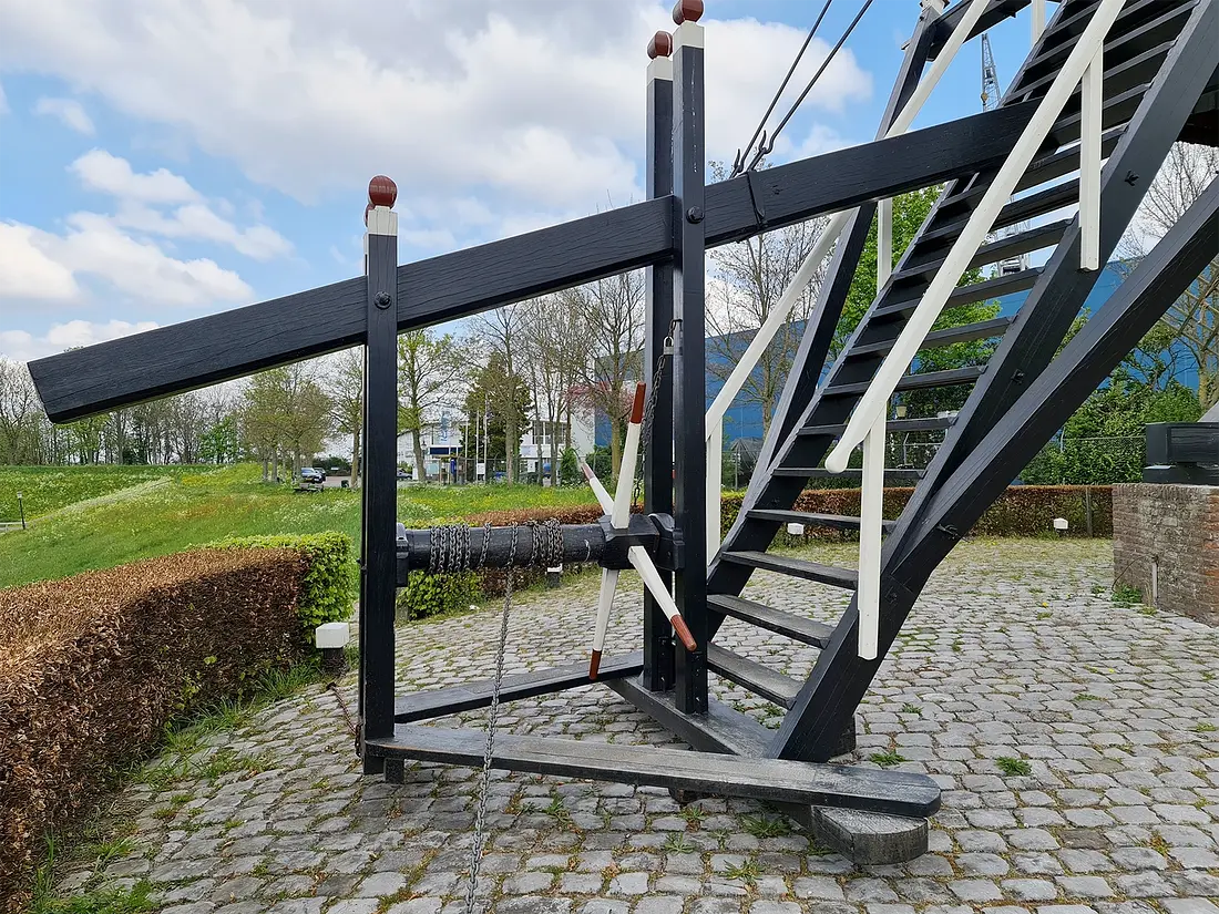 8, Molen 10004 Nr. III (Heusden), Pieter Zuijkerbuijk (22-4-2022) | Database Nederlandse molens