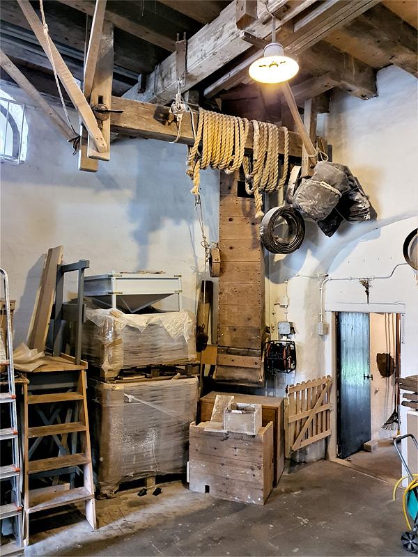 11, Molen 02523 De Doornboom (Hilvarenbeek), Pieter Zuijkerbuijk (4-1-2020)Stort/maalbak van de schorsmolen die op de maalzolder staat. | Database Nederlandse molens
