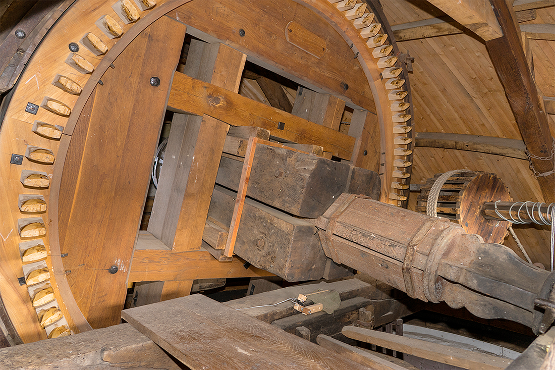 22, Molen 02523 De Doornboom (Hilvarenbeek), Marcel van Nies (29-10-2016)Het duidelijk nog jonge bovenwiel.  | Database Nederlandse molens