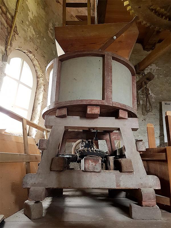 11, Molen 02591 Zeldenrust (Hooge Zwaluwe), Pieter Zuijkerbuijk (16-3-2019)Zie haakse overbrenging aan de onderzijde, deze dient voor een elektrische aandrijving. Dit maalstoeltje heeft overigens geen historie met de molen, maar is hier mede geplaatst door de Heemkundekring.  | Database Nederlandse molens