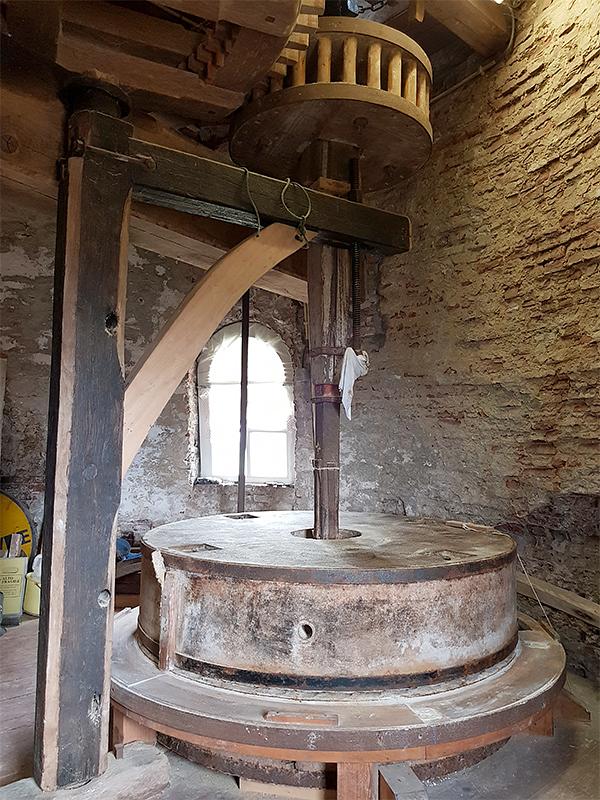 12, Molen 02591 Zeldenrust (Hooge Zwaluwe), Pieter Zuijkerbuijk (16-3-2019)De kuip was verwijderd om stelwerk te doen aan de spilbalk, mede omdat de steenspil iets te ver uit het lood stond. | Database Nederlandse molens