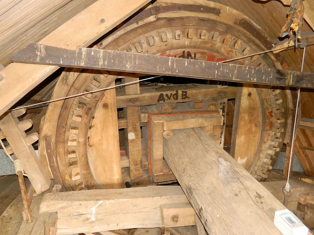 19, Molen 02876 Johanna (Huijbergen), Vincent Mepschen (31-3-2019)Let op de aanpassingen om dit bovenwiel om deze zeer dunne houten bovenas pasbaar te maken.  | Database Nederlandse molens