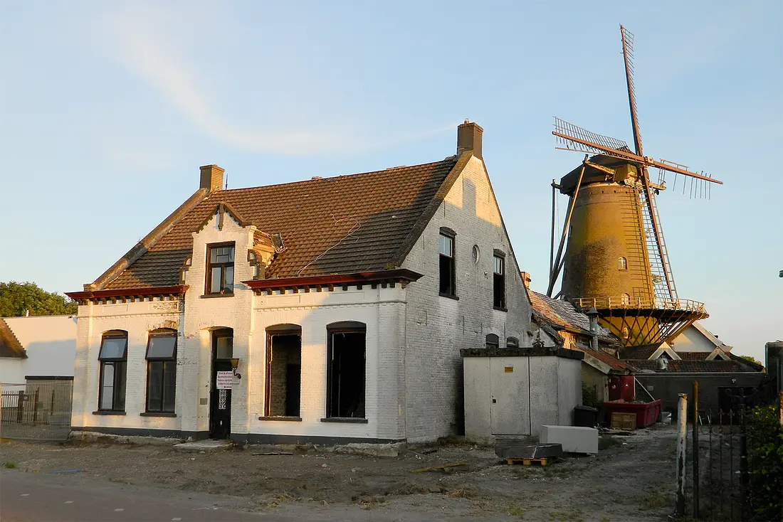 2, Molen 00373 De Eendragt (Kaatsheuvel), Vincent Mepschen (27-05-2020)Molen met (molenaars)huis. | Database Nederlandse molens