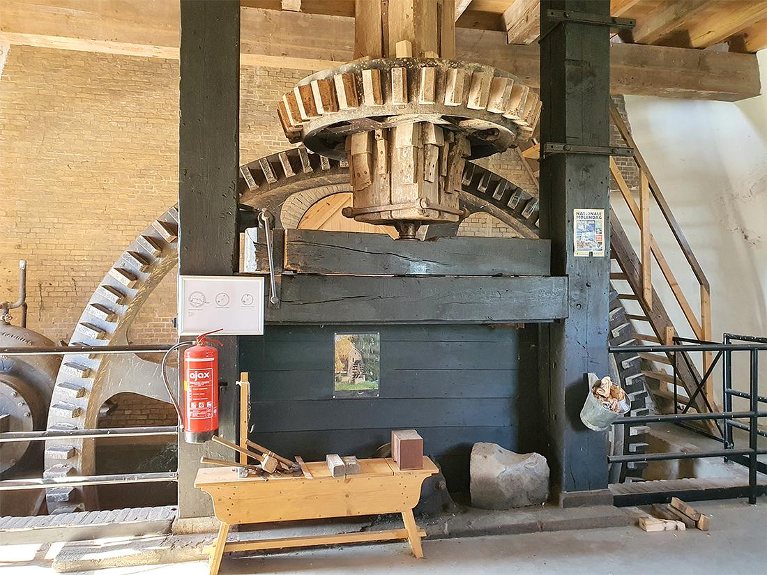 12, Molen 02650 Zwartenbergse Molen (Leur), Pieter Zuijkerbuijk (7-8-2020)Het conische ijzeren onderwerk.  | Database Nederlandse molens