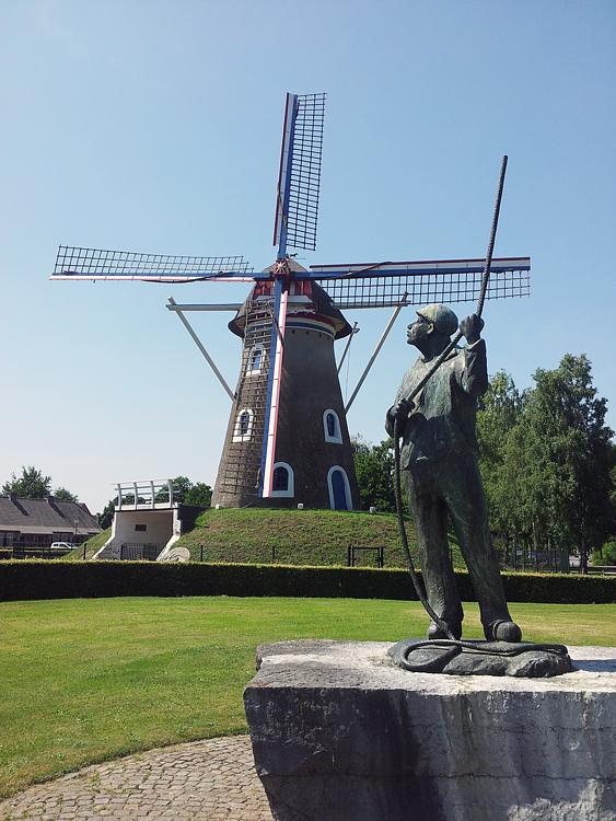 3, Molen 01562 De Leest (Lieshout), Mario Collombon (7-7-2013). | Database Nederlandse molens