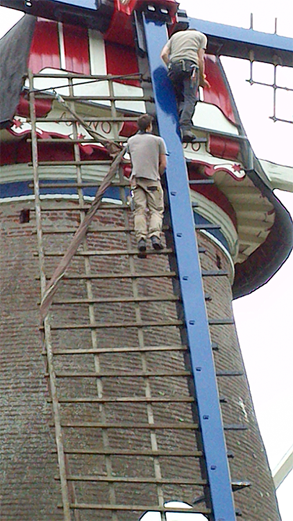5, Molen 01562 De Leest (Lieshout), P. Bindels (15-6-2014). Werk aan de molen. | Database Nederlandse molens