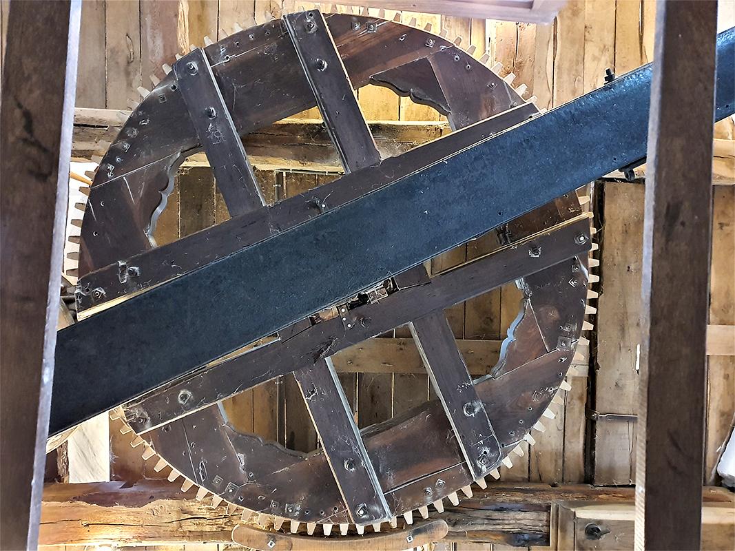 15, Molen 01583 De Volksvriend (Liessel), Pieter Zuijkerbuijk (7-12-2019)Onderaanzicht naar het spoorwiel toe. Merk op: de donsbalk is een oude ijzeren roede! | Database Nederlandse molens