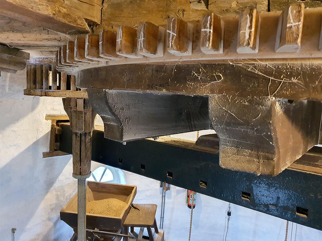 16, Molen 01583 De Volksvriend (Liessel), Pieter Zuijkerbuijk (7-12-2019)Let opnieuw op de donsbalk, een deel van een oude ijzeren roede, compleet met hekkengaten.  | Database Nederlandse molens