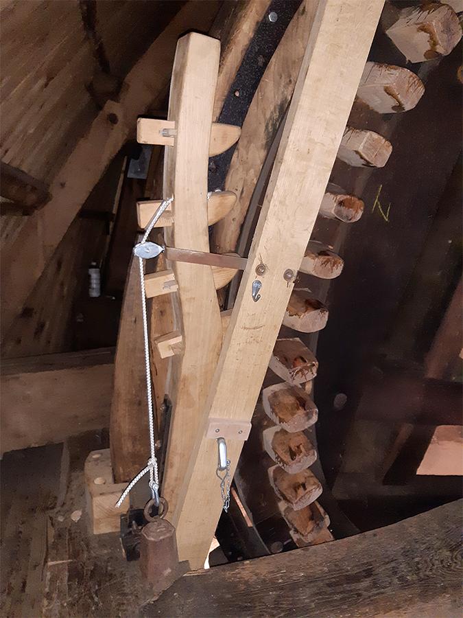 23, Molen 01583 De Volksvriend (Liessel), Hans Verbeek (2-1-2021)Molen van pal voorzien om veilig overhek weg te zetten. | Database Nederlandse molens