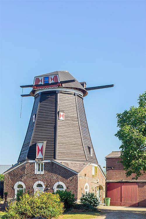 3, Molen 02574 (Naamloos) (Katwijk-Linden), Marcel van Nies (17-8-2016)Romp en kap zijn in oude staat (van voor 1957) hersteld. | Database Nederlandse molens