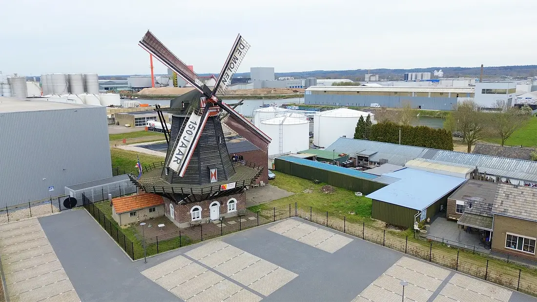 4, Molen 02574 (Naamloos) (Katwijk-Linden), Vincent Mepschen (10-4-2023)Hier is goed te zien hoezeer de molen een enclave vormt te midden van een sterk geïndustrialiseerde omgeving.&nbsp; | Database Nederlandse molens