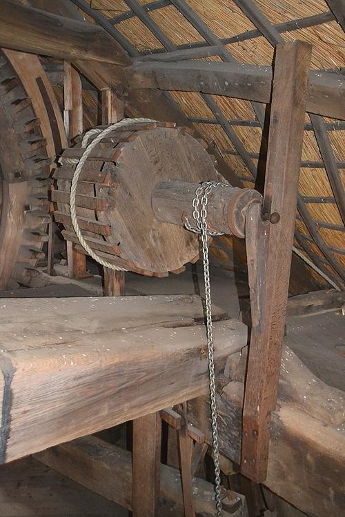 11, Molen 02574 (Naamloos) (Katwijk-Linden), Bemerk de penbalk die hier ver naar voren ligt, zelfs voorbij de binnenvangketting!  Rob Pols (21-4-2014). | Database Nederlandse molens