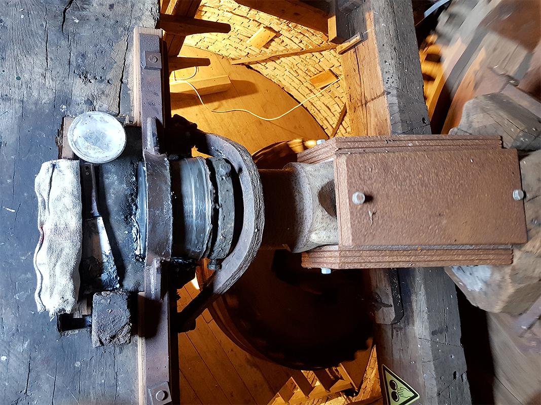 21, Molen 02506 De Deen (Luyksgestel), Pieter Zuijkerbuijk (24-8-2019)Om het liften van deze korte as tegen te gaan is deze (maximaal) verzwaard met plaatstaal en voorzien van een extra borgbeugel aan de achterzijde.  | Database Nederlandse molens