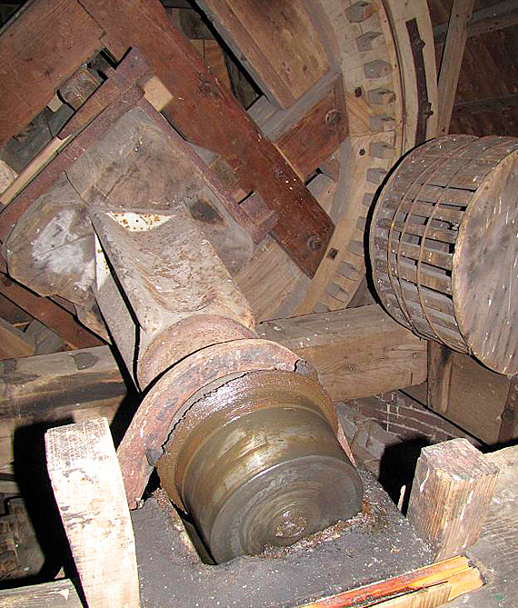 22, Molen 02506 De Deen (Luyksgestel),  Gerard Sturkenboom (18-3-2011) De zeer korte bovenas, overduidelijk Zuid-Hollands van herkomst | Database Nederlandse molens
