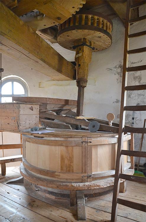 13, Molen 02505 De Grenswachter (Luyksgestel), Rob Pols (8-8-2015)De molen wordt zowel in- als uitwendig goed onderhouden. Hier een koppel maalstenen. | Database Nederlandse molens