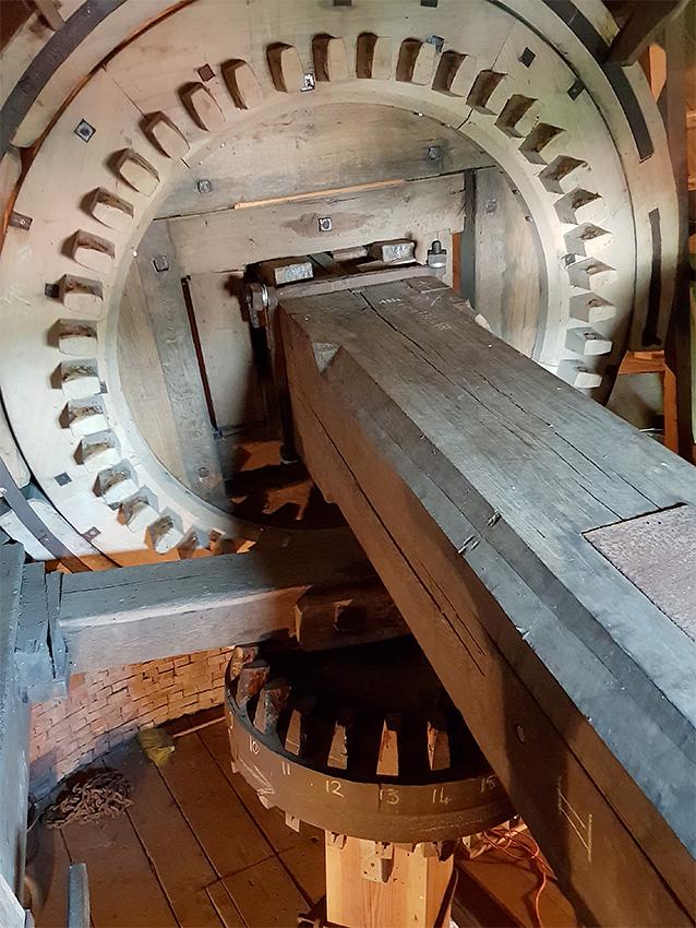 19, Molen 02505 De Grenswachter (Luyksgestel), Pieter Zuijkerbuijk (21-8-2019)Het opvallend kleine en dichte bovenwiel. | Database Nederlandse molens