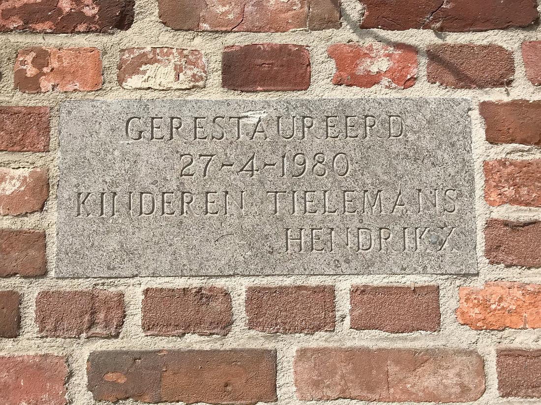 4, Molen 02612 Annemie (Eindhoven-Acht), Mario Collombon (23-6-2018)Gevelsteen naast toegangsdeur begane grond. | Database Nederlandse molens