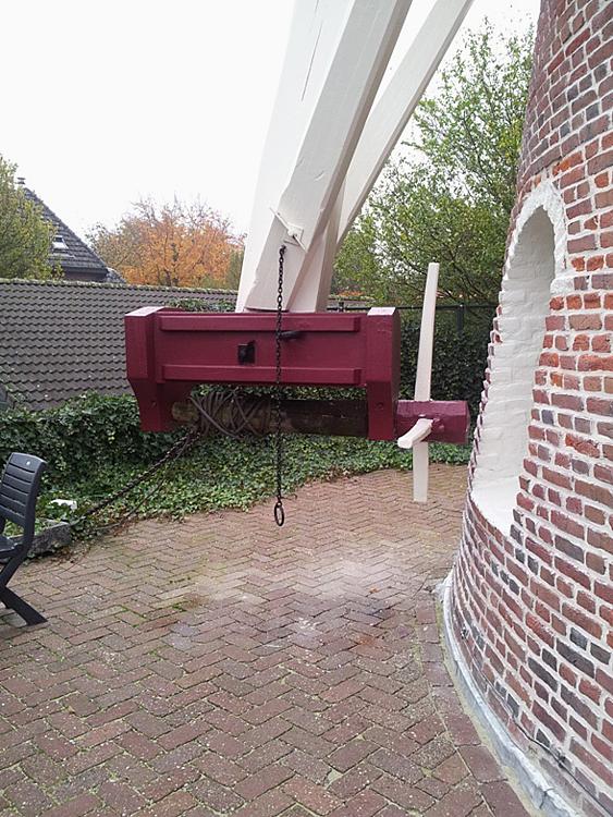 7, Molen 02612 Annemie (Eindhoven-Acht), Mario Collombon (19-11-2013De nieuwe kruibok, met oude haspel.  Eén spaak is ingekort omdat het anders niet mogelijk was om de opbouw van een koekoek in de molenberg te passeren. | Database Nederlandse molens