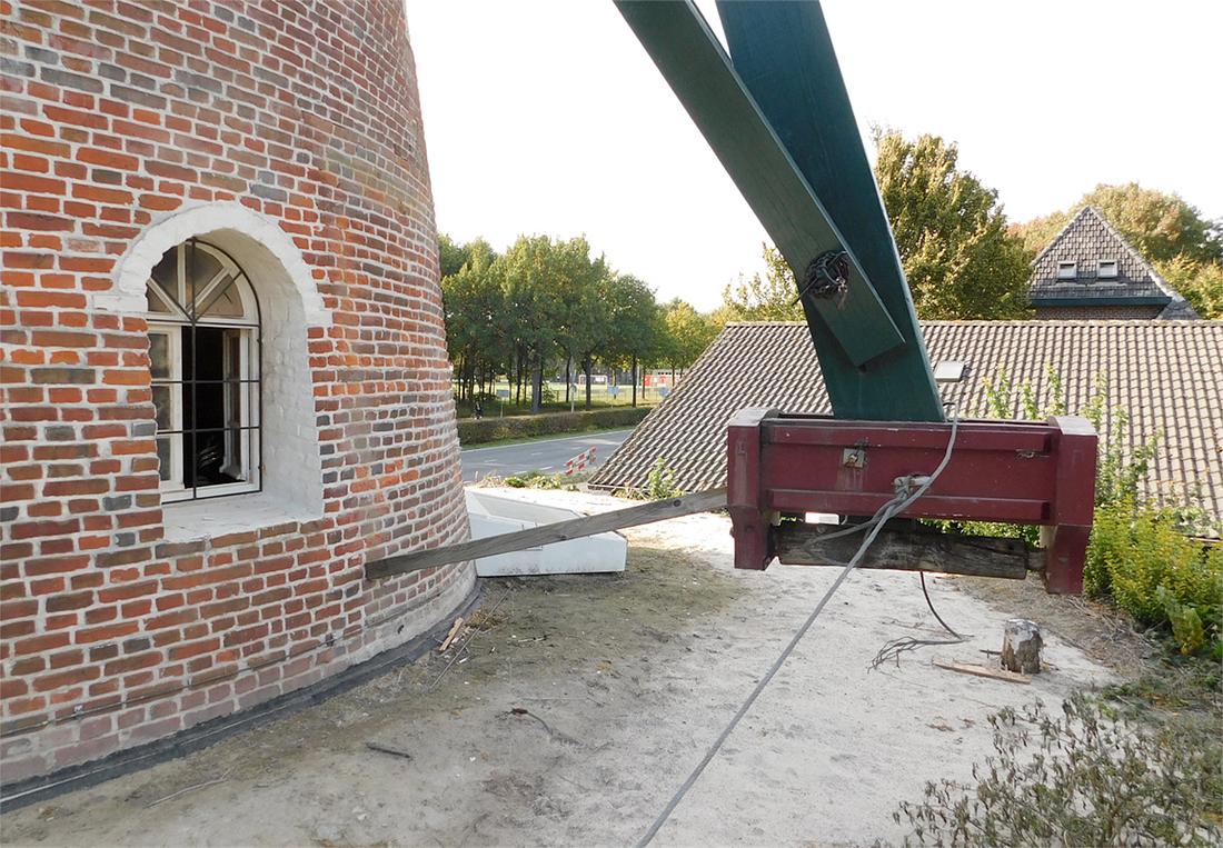 8, Molen 02612 Annemie (Eindhoven-Acht), Piet Glasbergen (8-10-2018)Er wordt onderhoud aan de molen gepleegd. En dat is nodig ook. | Database Nederlandse molens