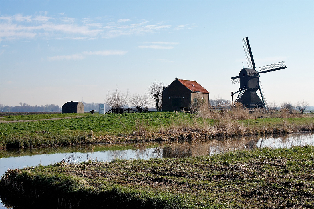 3, Molen 01206 a Uitwijkse Molen (Sleeuwijk), Boukje van Leijen (28-4-2017)De molen in zijn omgeving met het voormalige Uppelse gemaal. | Database Nederlandse molens