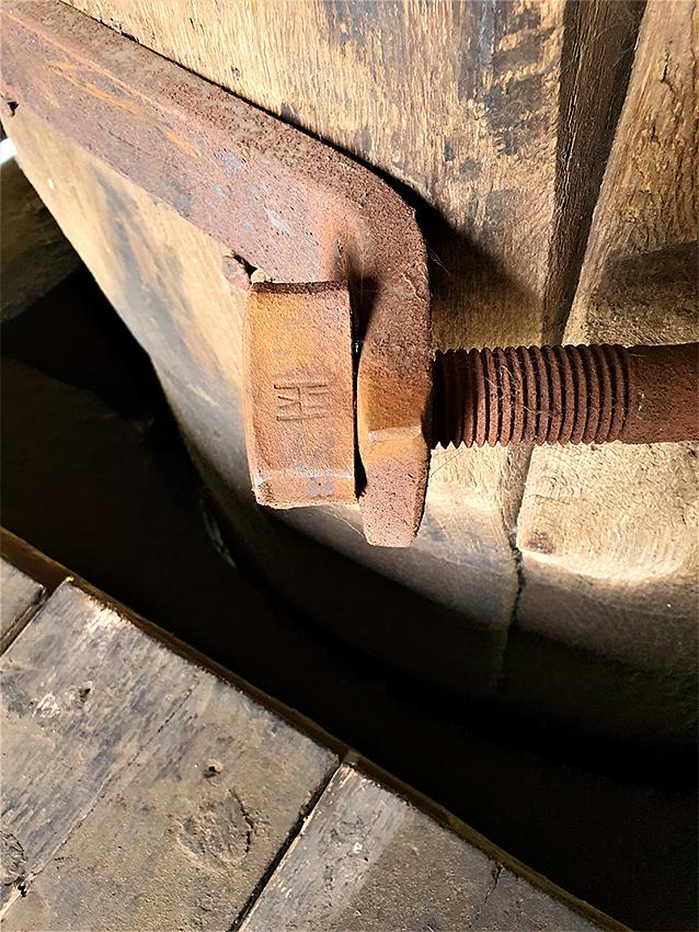 16, Molen 01206 a Uitwijkse Molen (Sleeuwijk), Pieter Zuijkerbuijk (27-6-2020)Strop met de initialen van de smid om de koker. | Database Nederlandse molens